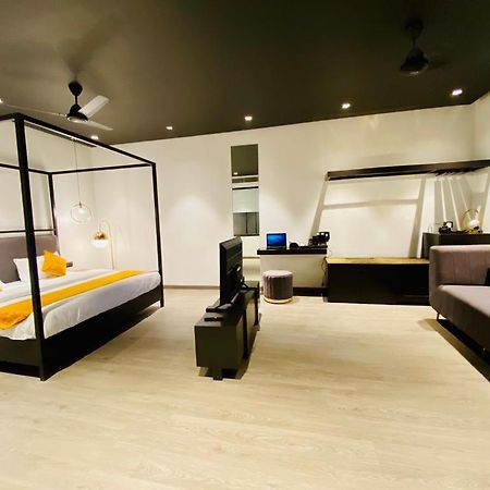 Madhav'S Lap Of Luxury Hotell Moradabad Exteriör bild