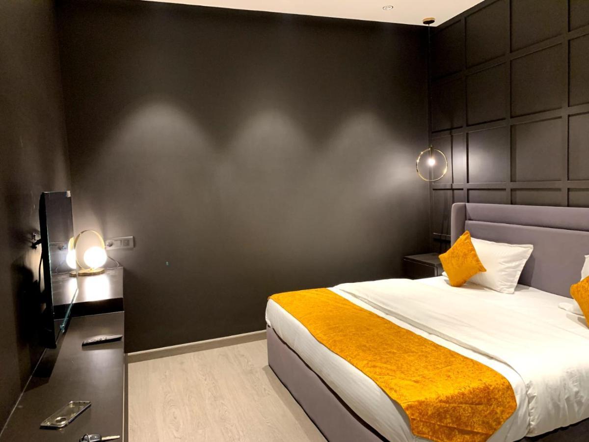 Madhav'S Lap Of Luxury Hotell Moradabad Exteriör bild