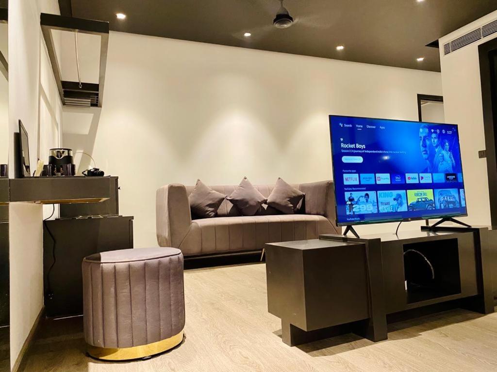 Madhav'S Lap Of Luxury Hotell Moradabad Exteriör bild