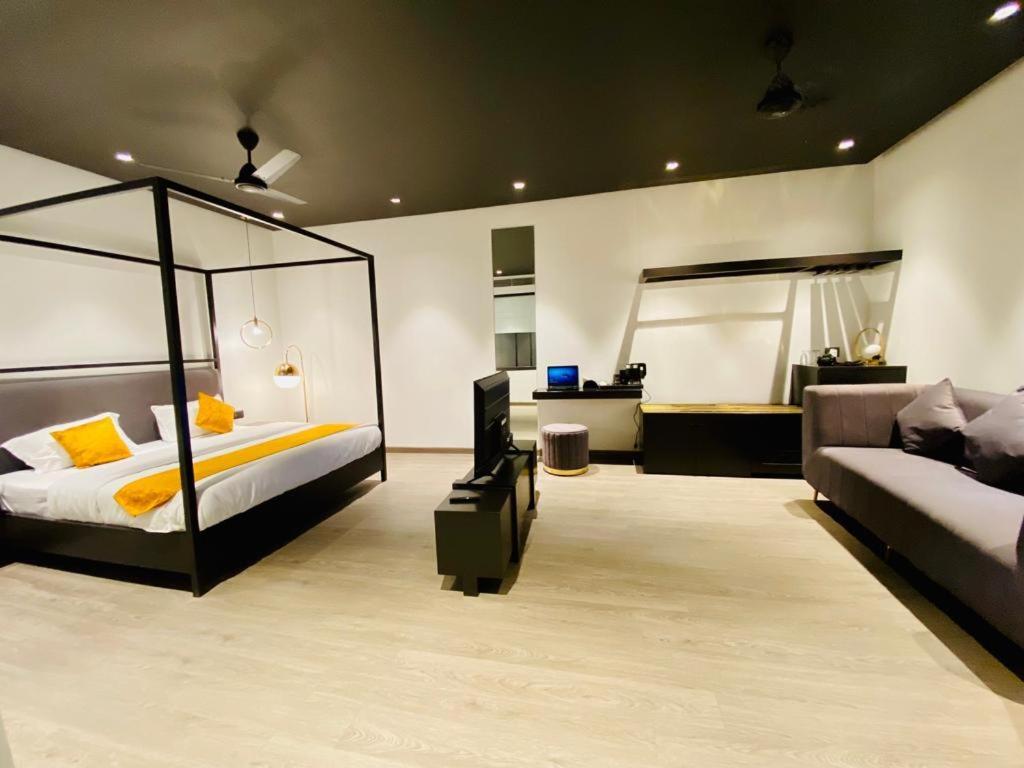 Madhav'S Lap Of Luxury Hotell Moradabad Exteriör bild