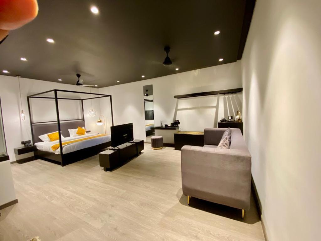 Madhav'S Lap Of Luxury Hotell Moradabad Exteriör bild